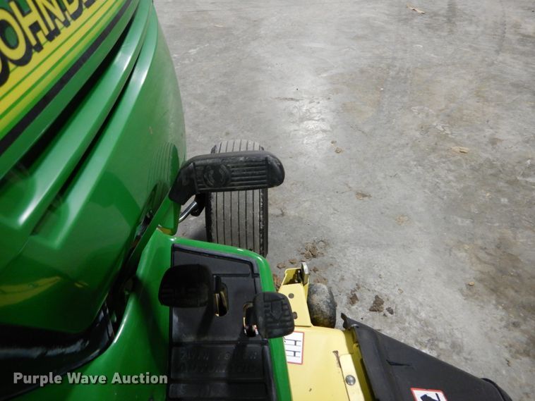 image for item GC9366 2003 John Deere LX277 lawn mower