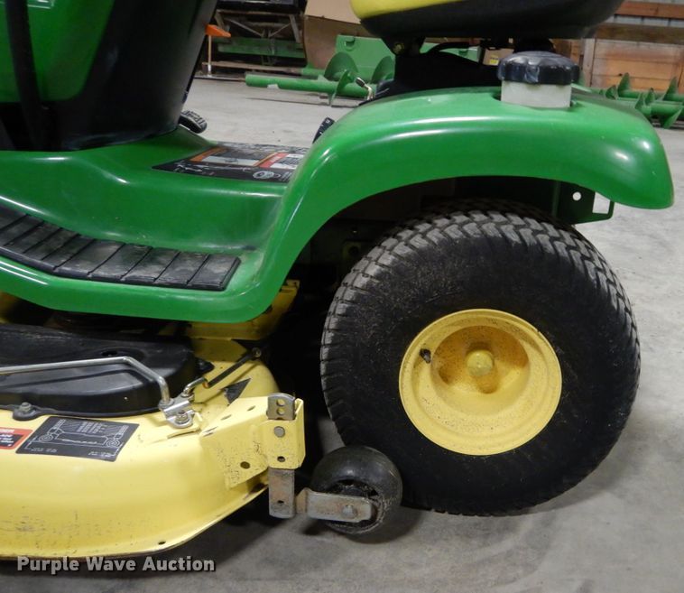 image for item GC9366 2003 John Deere LX277 lawn mower