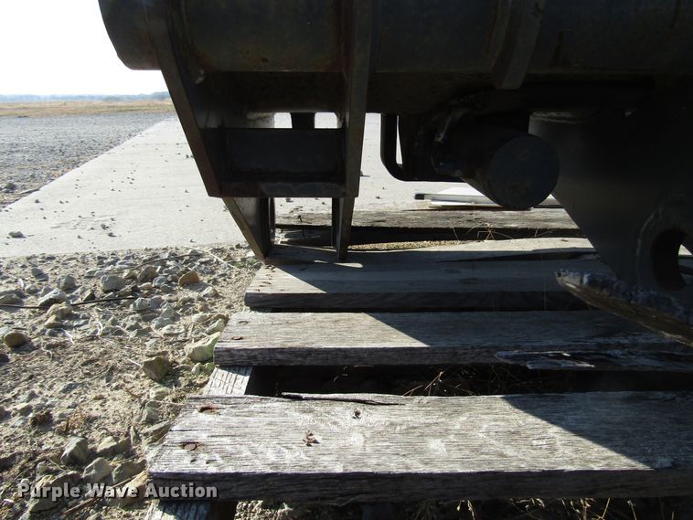 image for item GH9249 2012 Pemberton 344J hydraulic quick coupler