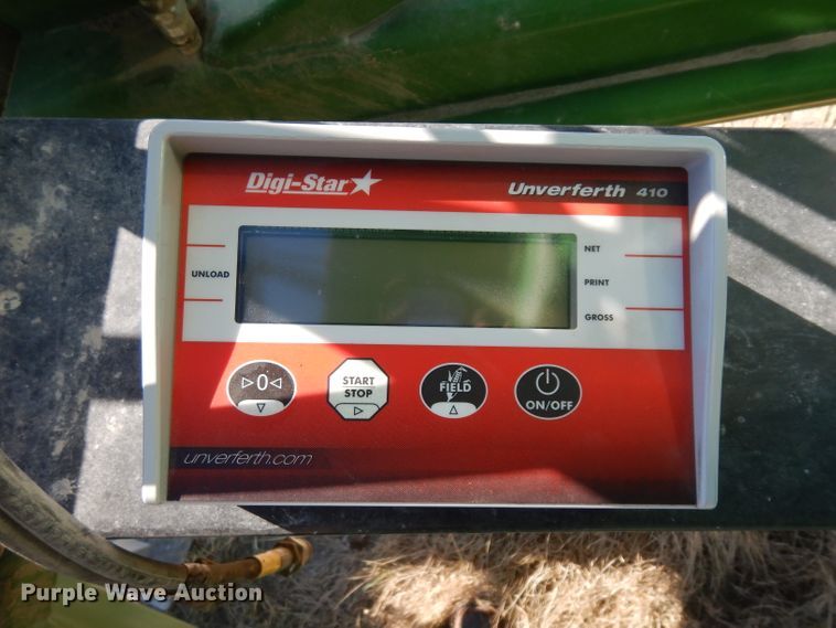 image for item GJ9027 Brent 882 grain cart