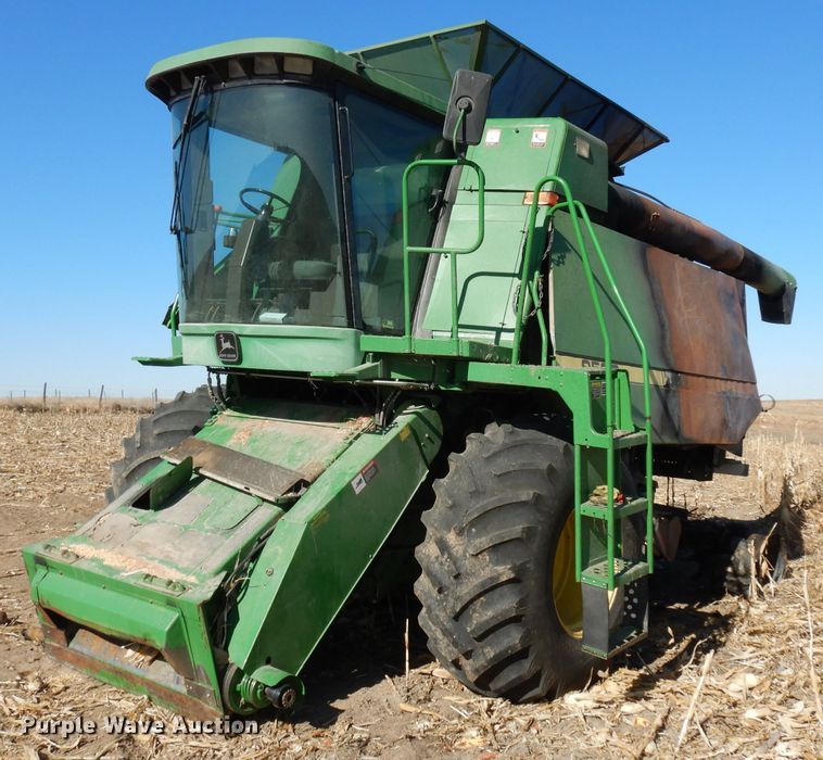 image for item GJ9028 1995 John Deere 9500 combine