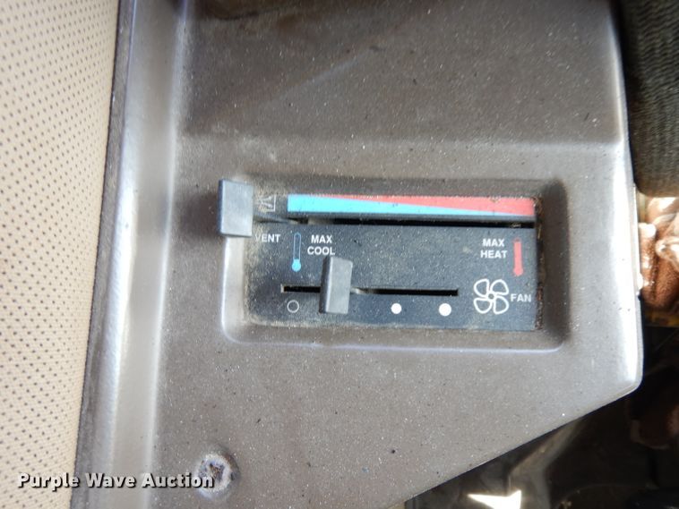 image for item GJ9028 1995 John Deere 9500 combine