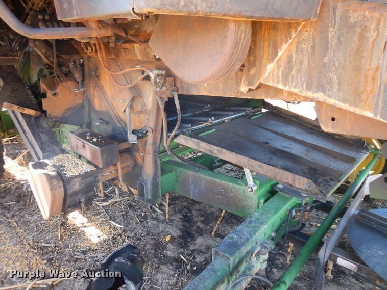 image for item GJ9028 1995 John Deere 9500 combine