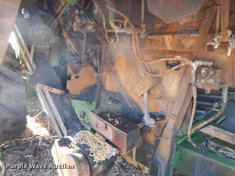 image for item GJ9028 1995 John Deere 9500 combine