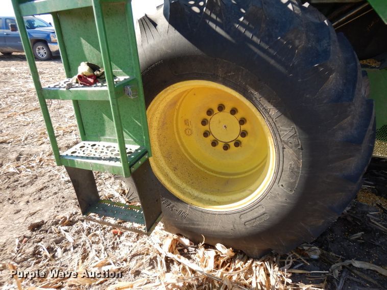 image for item GJ9028 1995 John Deere 9500 combine