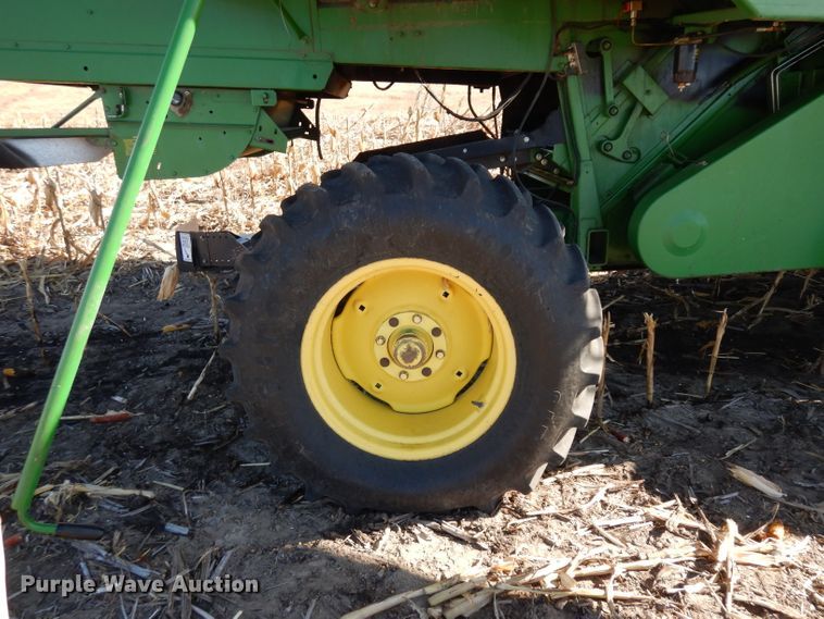 image for item GJ9028 1995 John Deere 9500 combine