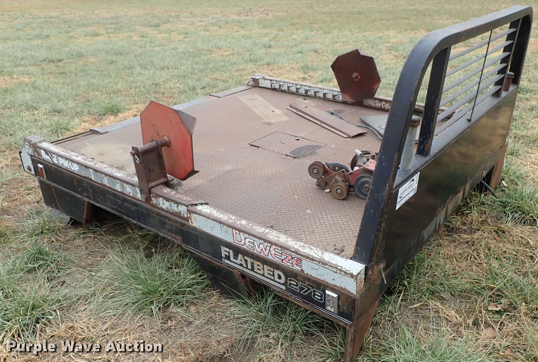 DewEze 278 steel hydraulic bale bed in Lyons, KS Item DB7501 sold