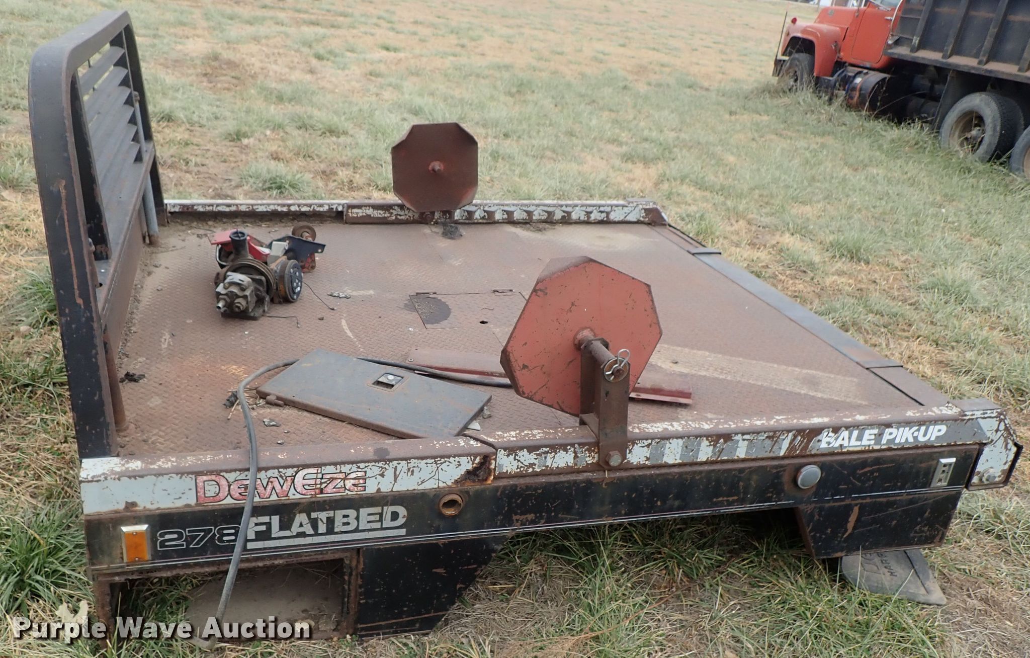 DewEze 278 steel hydraulic bale bed in Lyons, KS Item DB7501 sold