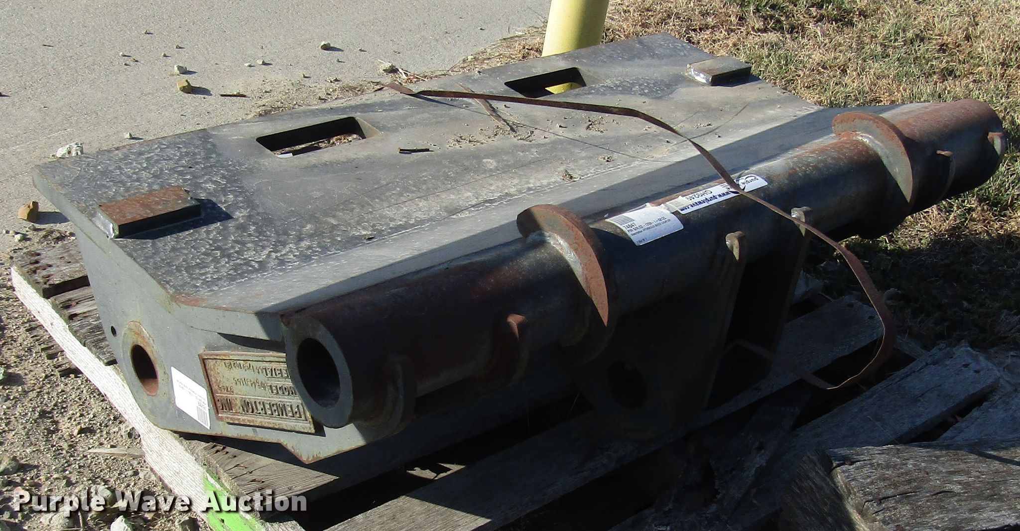 2012 Pemberton 344J hydraulic quick coupler in Emporia, KS Item GH9249 sold Purple Wave