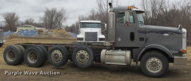 image for item DA8335 1996 Peterbilt 378 truck cab and chassis