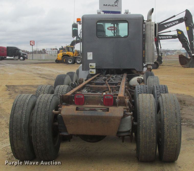 image for item DA8335 1996 Peterbilt 378 truck cab and chassis