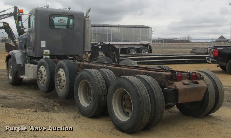 image for item DA8335 1996 Peterbilt 378 truck cab and chassis