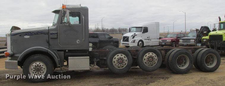 image for item DA8335 1996 Peterbilt 378 truck cab and chassis