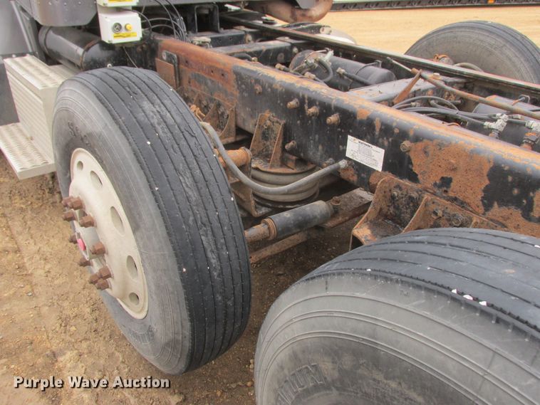 image for item DA8335 1996 Peterbilt 378 truck cab and chassis