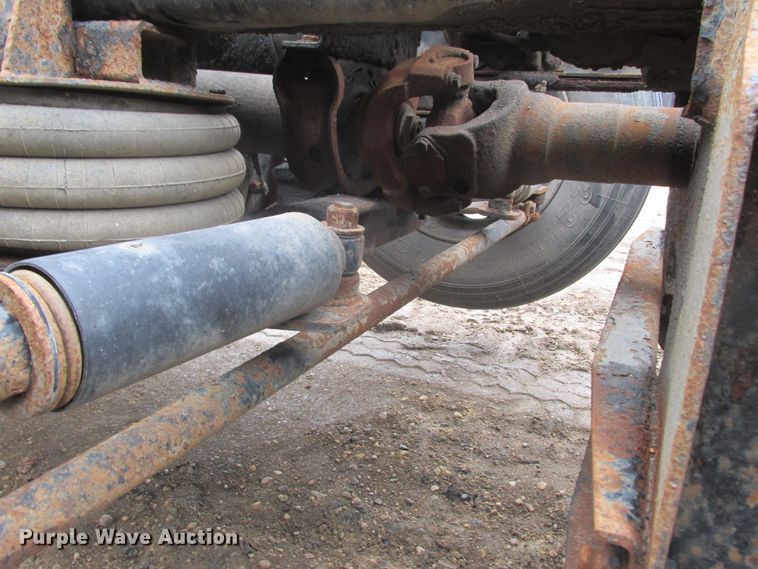 image for item DA8335 1996 Peterbilt 378 truck cab and chassis