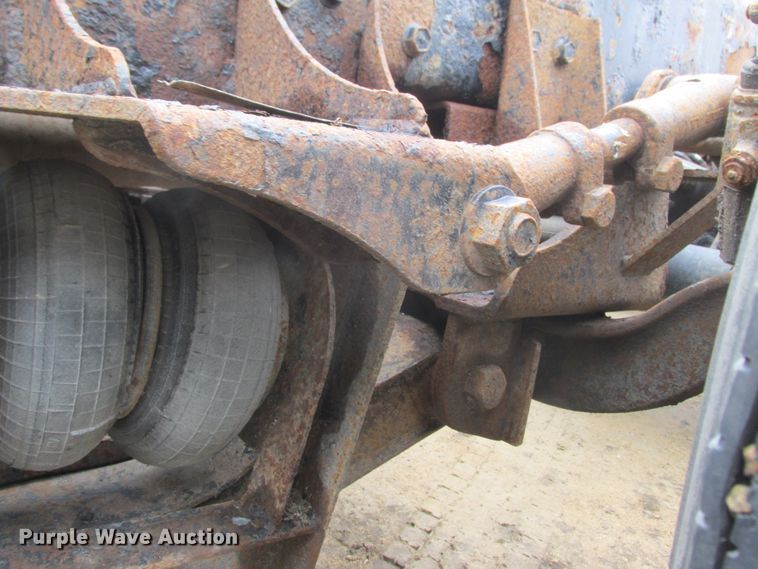 image for item DA8335 1996 Peterbilt 378 truck cab and chassis