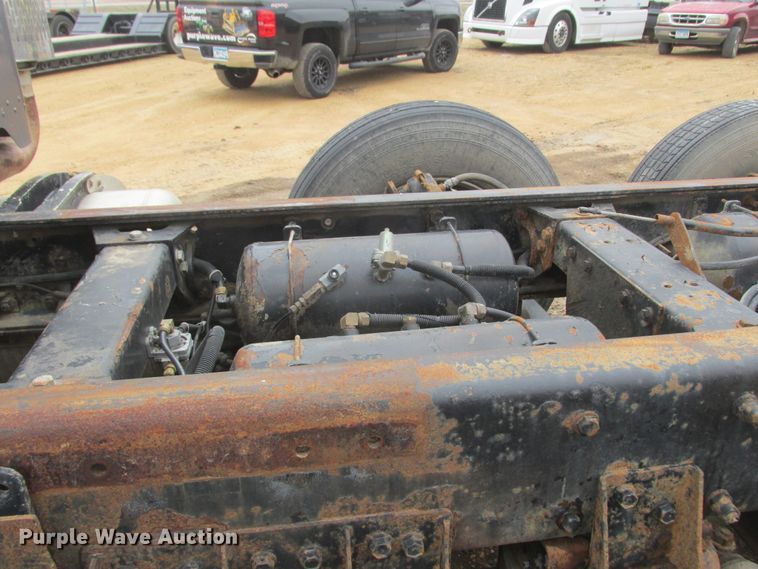 image for item DA8335 1996 Peterbilt 378 truck cab and chassis