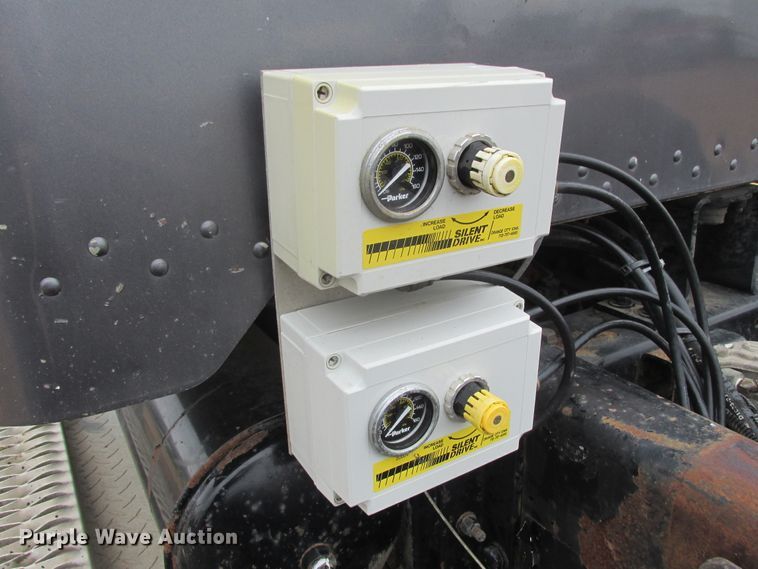 image for item DA8335 1996 Peterbilt 378 truck cab and chassis