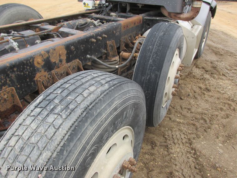 image for item DA8335 1996 Peterbilt 378 truck cab and chassis