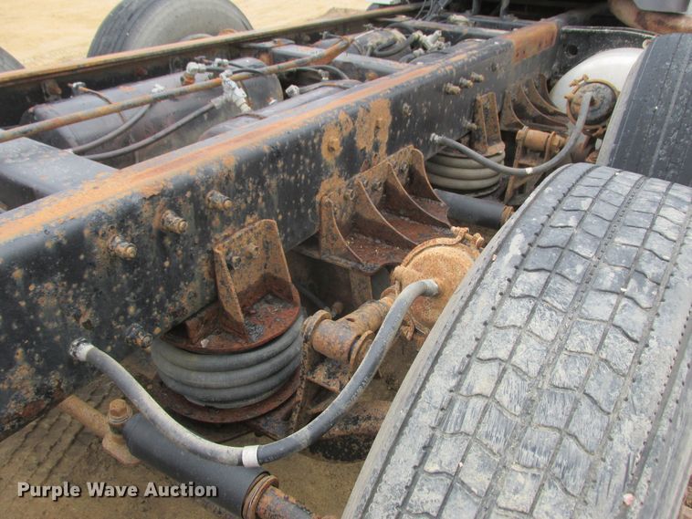 image for item DA8335 1996 Peterbilt 378 truck cab and chassis