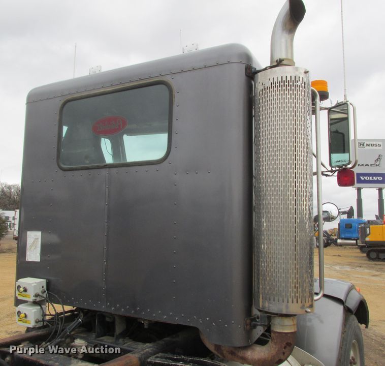 image for item DA8335 1996 Peterbilt 378 truck cab and chassis