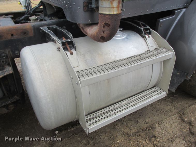 image for item DA8335 1996 Peterbilt 378 truck cab and chassis