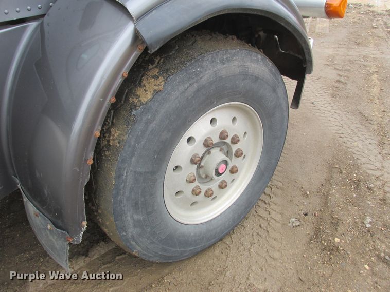 image for item DA8335 1996 Peterbilt 378 truck cab and chassis