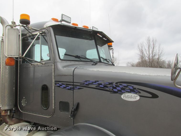 image for item DA8335 1996 Peterbilt 378 truck cab and chassis