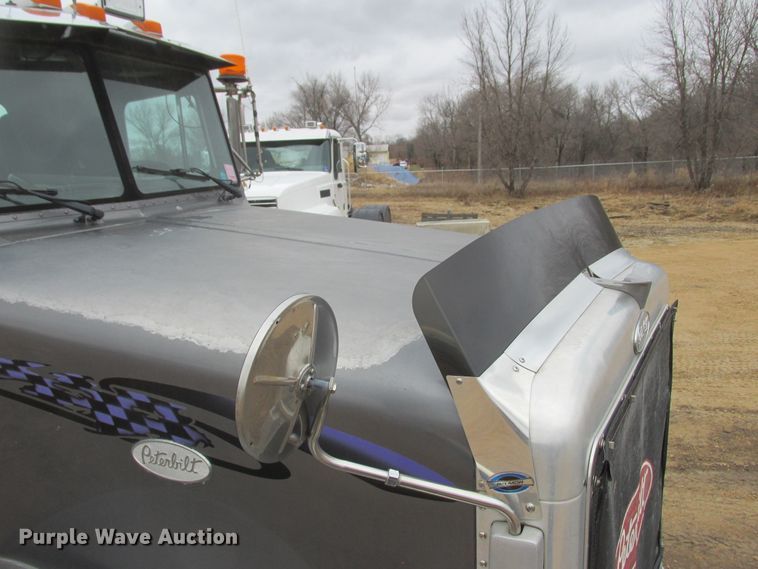 image for item DA8335 1996 Peterbilt 378 truck cab and chassis