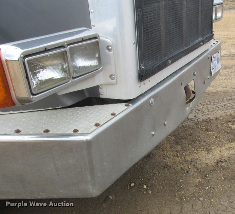 image for item DA8335 1996 Peterbilt 378 truck cab and chassis