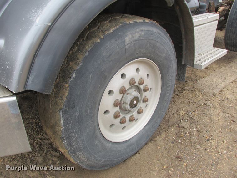 image for item DA8335 1996 Peterbilt 378 truck cab and chassis