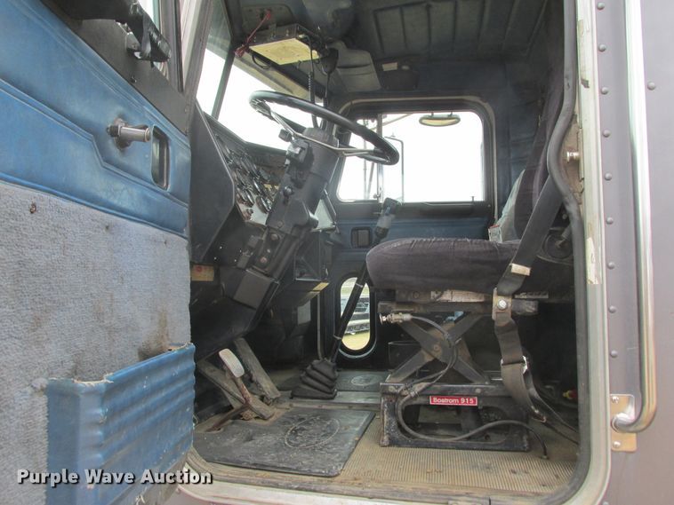 image for item DA8335 1996 Peterbilt 378 truck cab and chassis