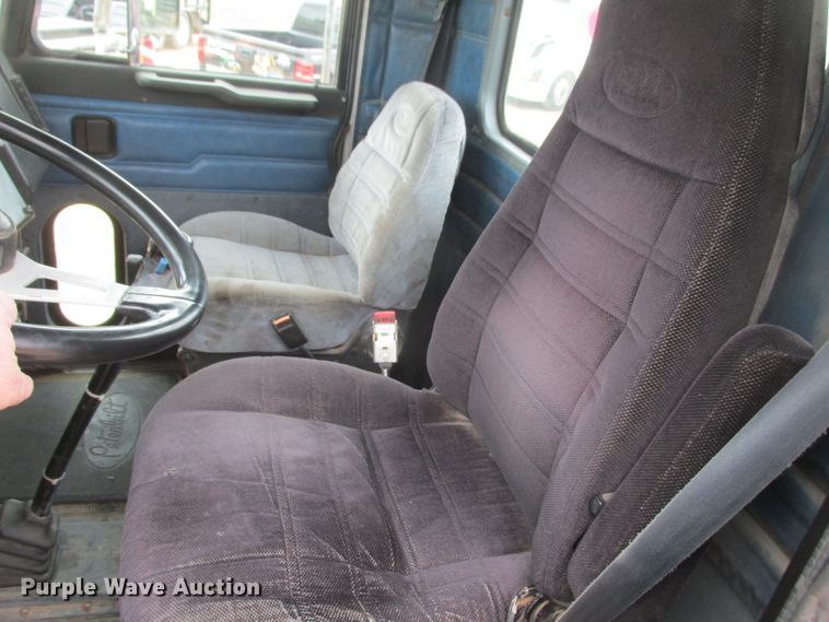 image for item DA8335 1996 Peterbilt 378 truck cab and chassis