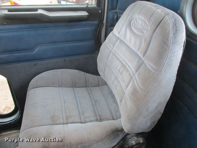 image for item DA8335 1996 Peterbilt 378 truck cab and chassis