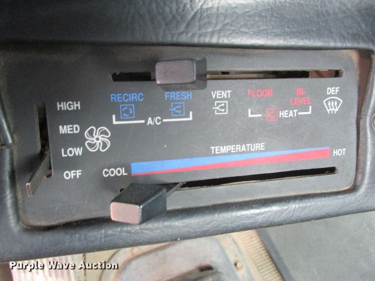 image for item DA8335 1996 Peterbilt 378 truck cab and chassis