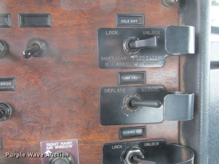 image for item DA8335 1996 Peterbilt 378 truck cab and chassis