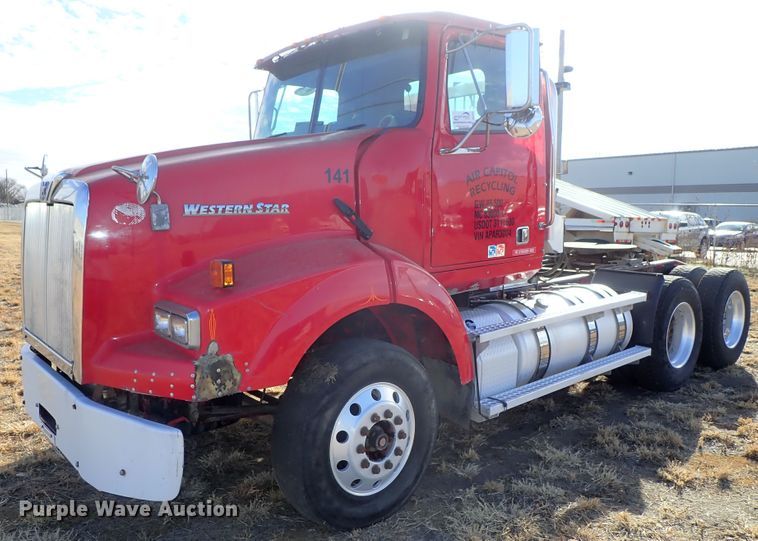 image for item DB7541 2010 Western Star 4900 semi truck