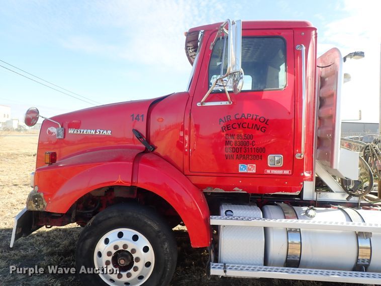 image for item DB7541 2010 Western Star 4900 semi truck