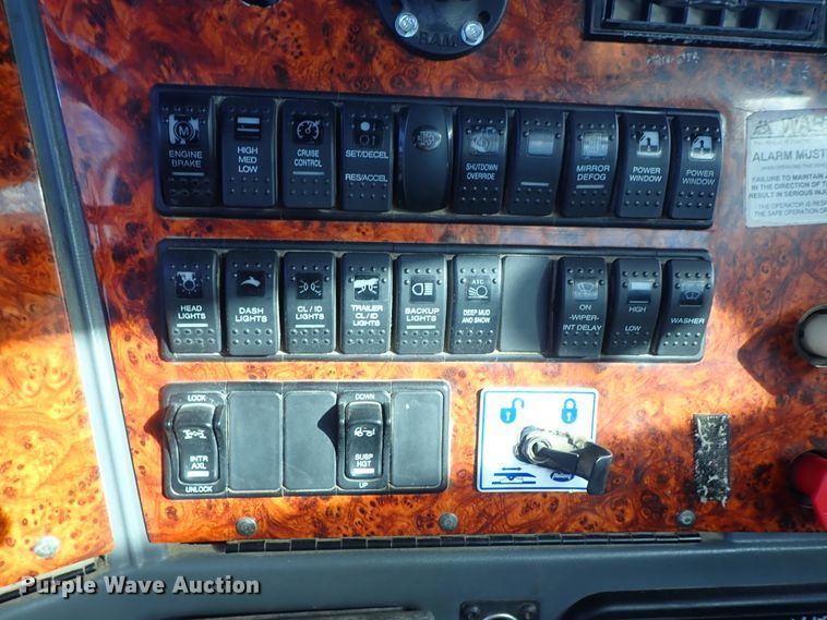 image for item DB7541 2010 Western Star 4900 semi truck