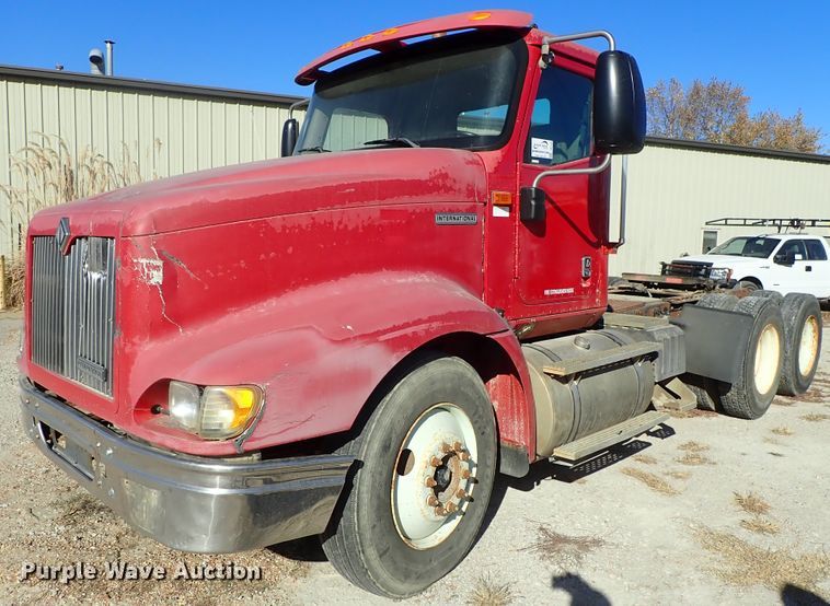 image for item DB7558 2000 International 9400i semi truck