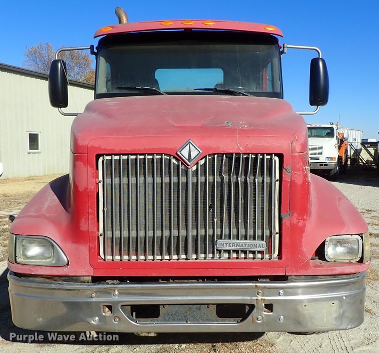 image for item DB7558 2000 International 9400i semi truck