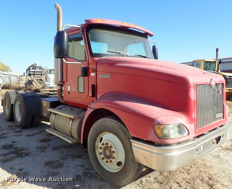image for item DB7558 2000 International 9400i semi truck