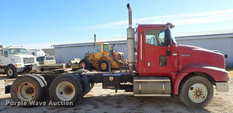 image for item DB7558 2000 International 9400i semi truck