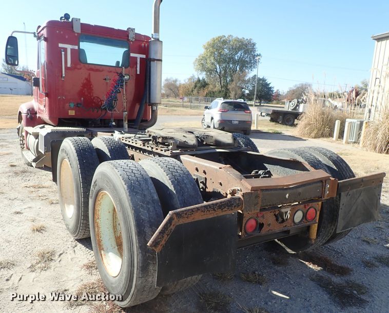 image for item DB7558 2000 International 9400i semi truck