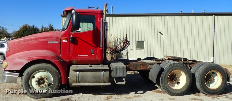 image for item DB7558 2000 International 9400i semi truck