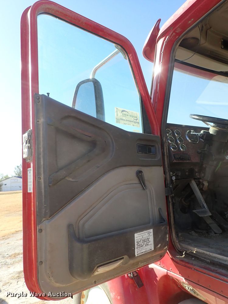 image for item DB7558 2000 International 9400i semi truck