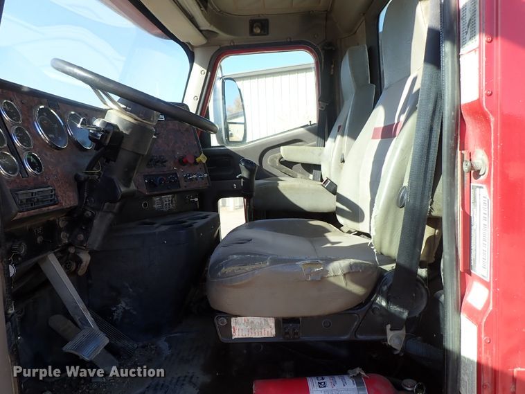 image for item DB7558 2000 International 9400i semi truck