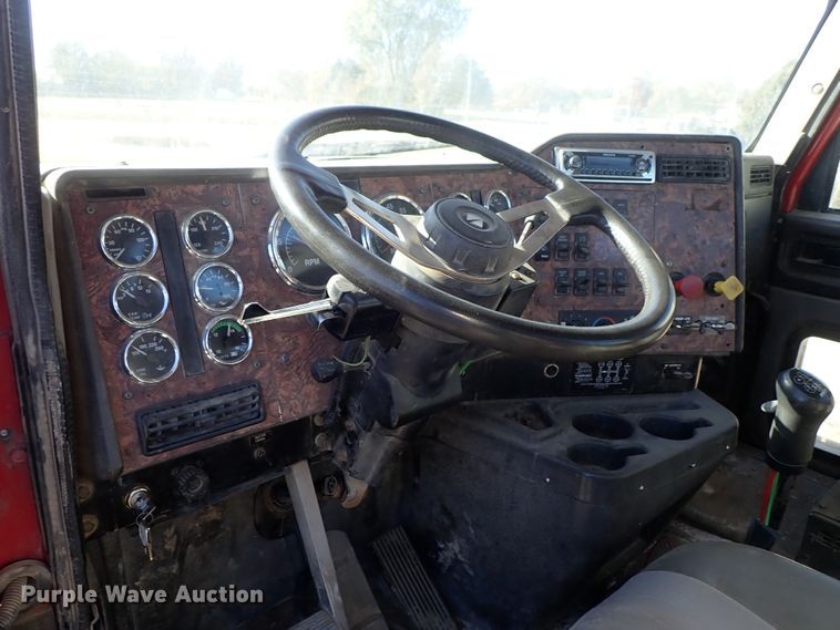 image for item DB7558 2000 International 9400i semi truck