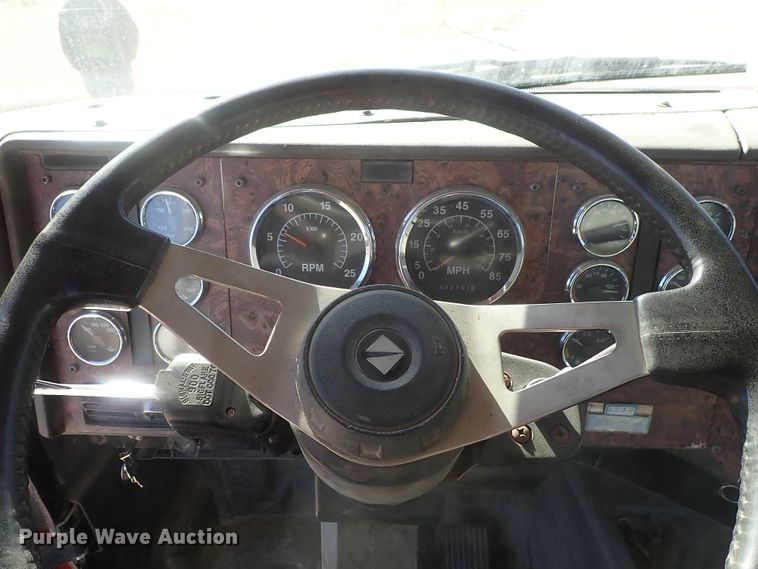 image for item DB7558 2000 International 9400i semi truck