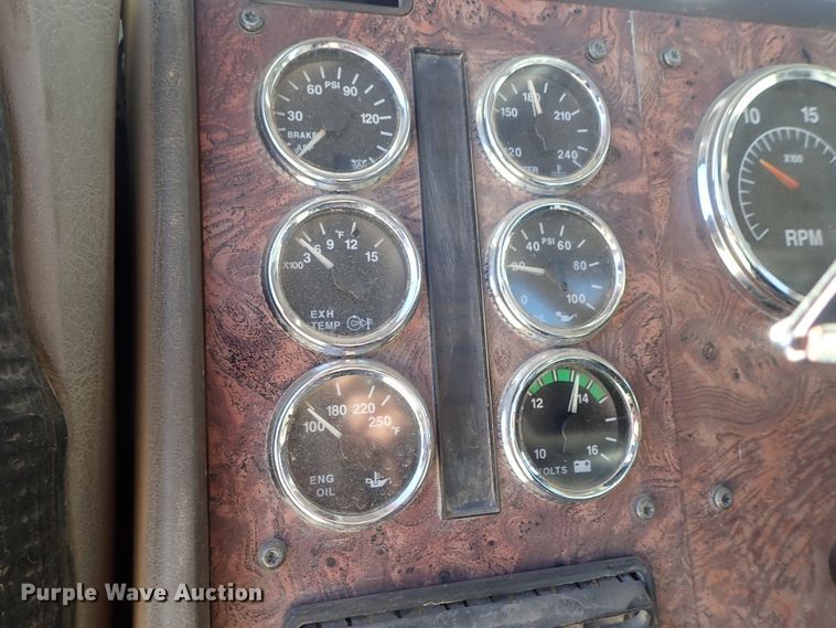 image for item DB7558 2000 International 9400i semi truck